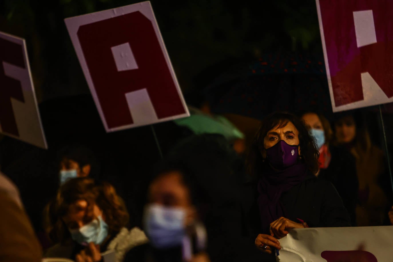 Oviedo acoge la gran manifestación del 25-N en la que más de seiscientas personas, unidas y bajo la lluvia, lanzan un grito de apoyo a las víctimas y reivindican el fin de la violencia machista. La marcha sirve también para poner de relieve el calvario de la violencia vicaria, es decir, el que emplean los agresores para hacer daño a las mujeres a través de sus hijos.