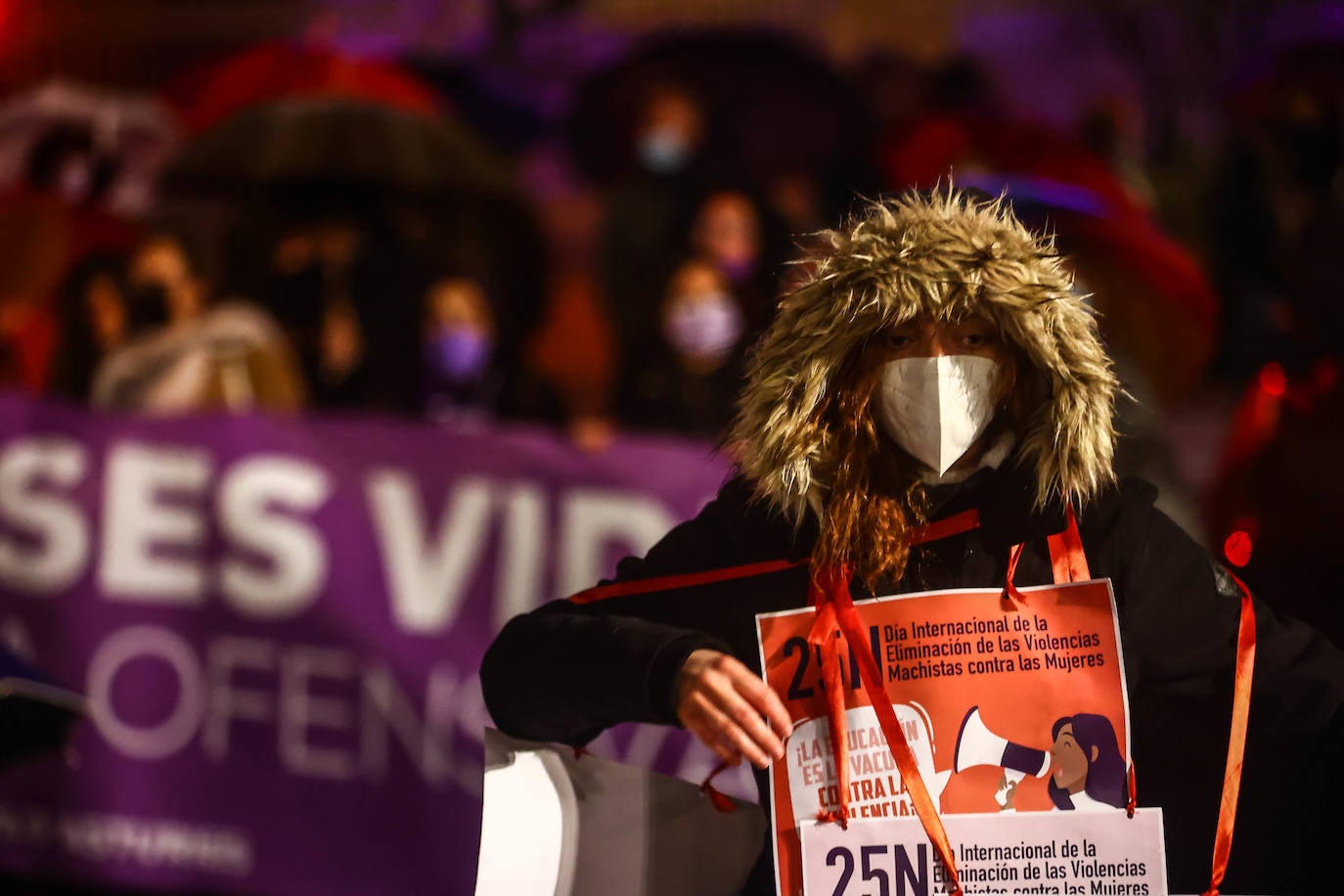 Oviedo acoge la gran manifestación del 25-N en la que más de seiscientas personas, unidas y bajo la lluvia, lanzan un grito de apoyo a las víctimas y reivindican el fin de la violencia machista. La marcha sirve también para poner de relieve el calvario de la violencia vicaria, es decir, el que emplean los agresores para hacer daño a las mujeres a través de sus hijos.