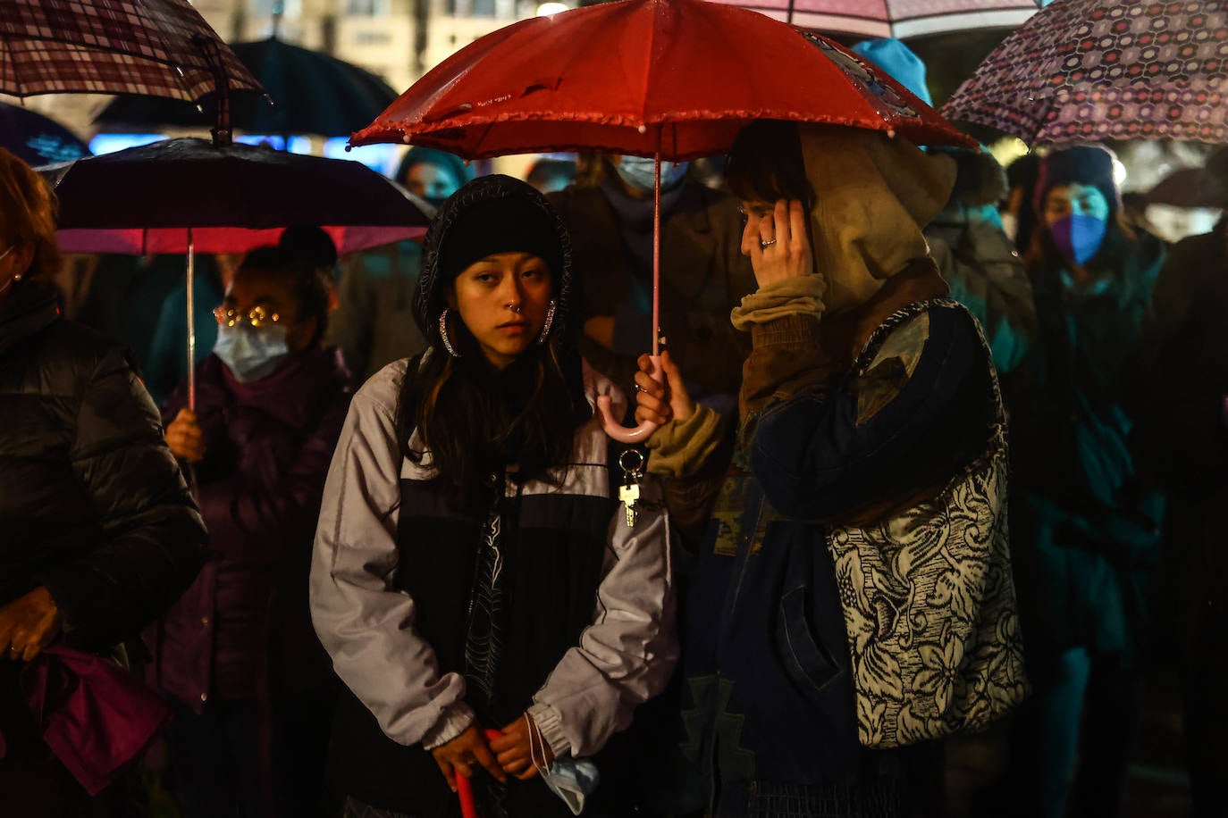 Oviedo acoge la gran manifestación del 25-N en la que más de seiscientas personas, unidas y bajo la lluvia, lanzan un grito de apoyo a las víctimas y reivindican el fin de la violencia machista. La marcha sirve también para poner de relieve el calvario de la violencia vicaria, es decir, el que emplean los agresores para hacer daño a las mujeres a través de sus hijos.