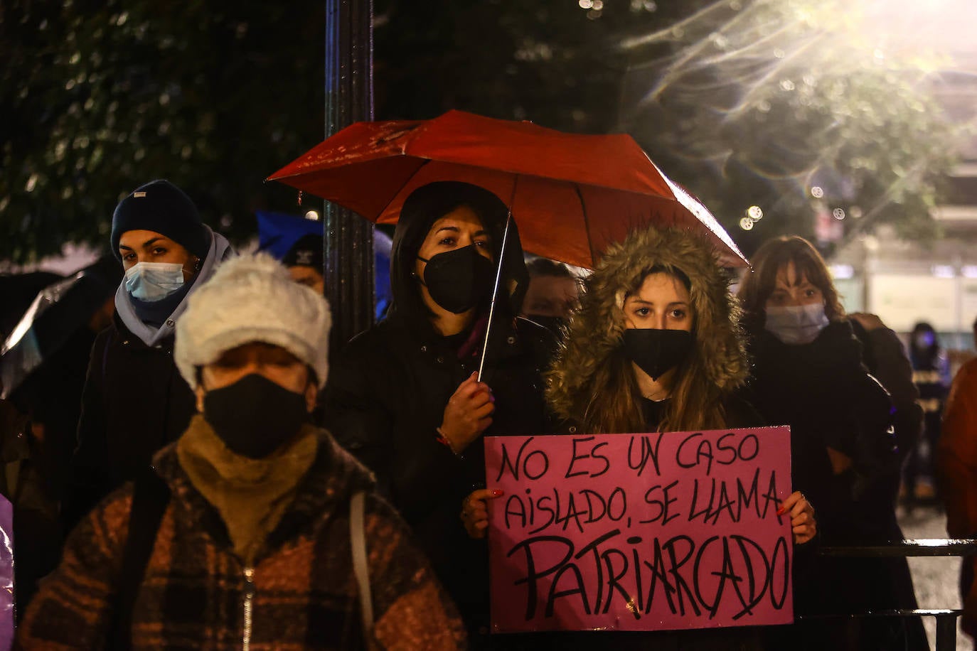 Oviedo acoge la gran manifestación del 25-N en la que más de seiscientas personas, unidas y bajo la lluvia, lanzan un grito de apoyo a las víctimas y reivindican el fin de la violencia machista. La marcha sirve también para poner de relieve el calvario de la violencia vicaria, es decir, el que emplean los agresores para hacer daño a las mujeres a través de sus hijos.