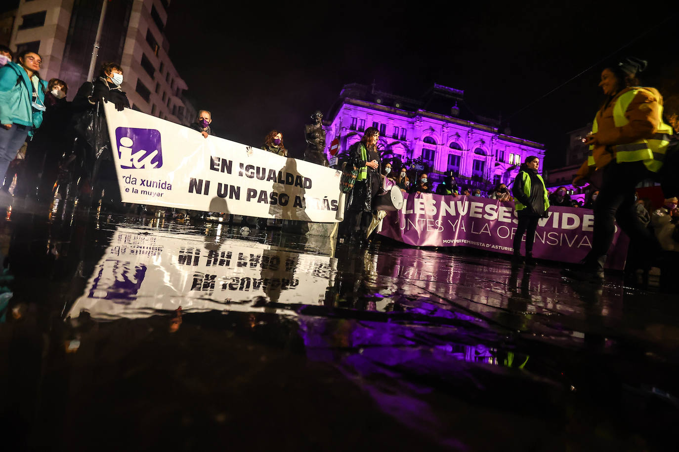 Oviedo acoge la gran manifestación del 25-N en la que más de seiscientas personas, unidas y bajo la lluvia, lanzan un grito de apoyo a las víctimas y reivindican el fin de la violencia machista. La marcha sirve también para poner de relieve el calvario de la violencia vicaria, es decir, el que emplean los agresores para hacer daño a las mujeres a través de sus hijos.