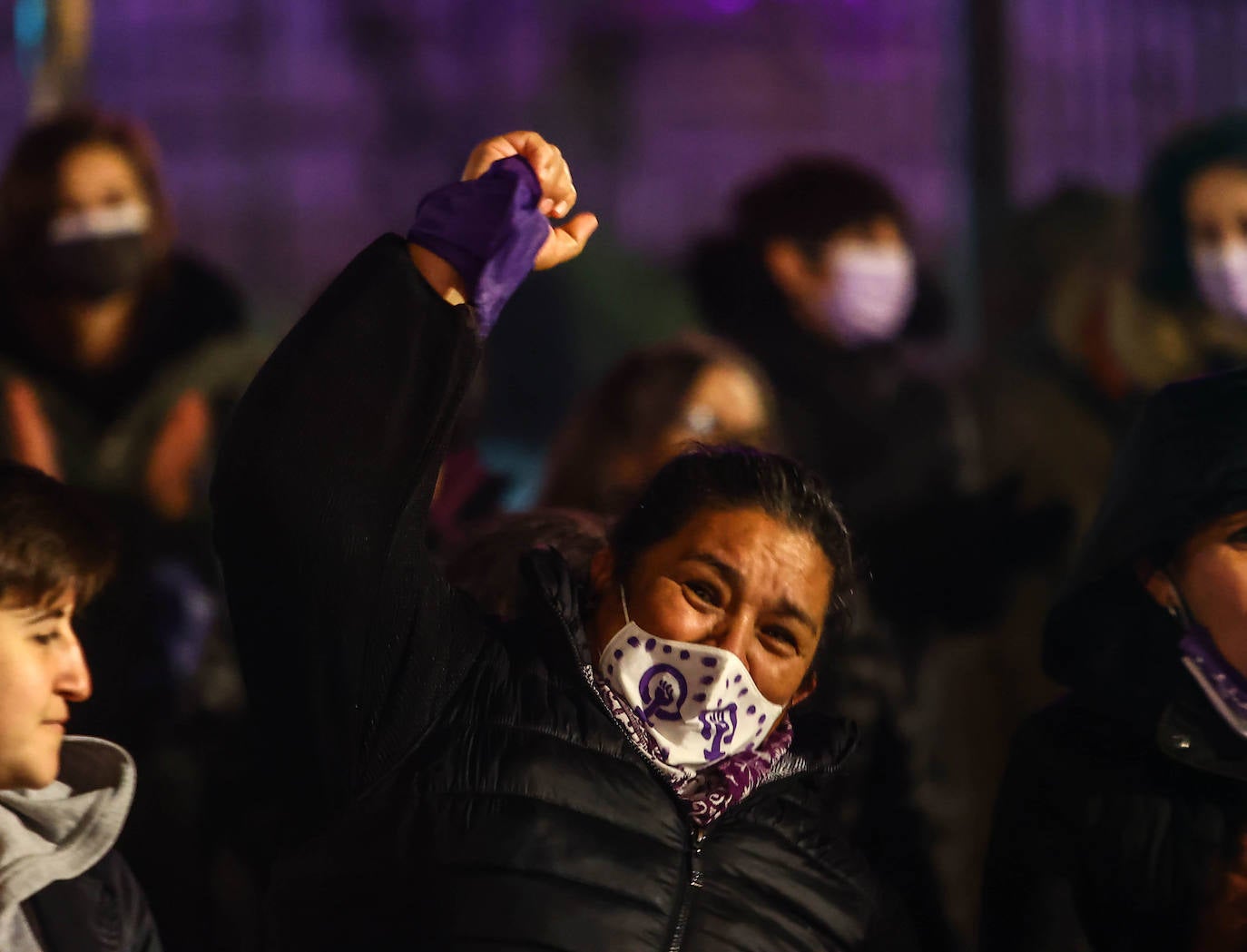 Oviedo acoge la gran manifestación del 25-N en la que más de seiscientas personas, unidas y bajo la lluvia, lanzan un grito de apoyo a las víctimas y reivindican el fin de la violencia machista. La marcha sirve también para poner de relieve el calvario de la violencia vicaria, es decir, el que emplean los agresores para hacer daño a las mujeres a través de sus hijos.
