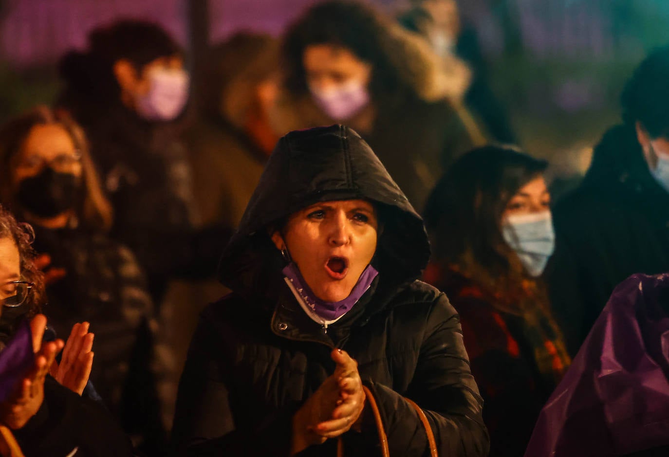Oviedo acoge la gran manifestación del 25-N en la que más de seiscientas personas, unidas y bajo la lluvia, lanzan un grito de apoyo a las víctimas y reivindican el fin de la violencia machista. La marcha sirve también para poner de relieve el calvario de la violencia vicaria, es decir, el que emplean los agresores para hacer daño a las mujeres a través de sus hijos.