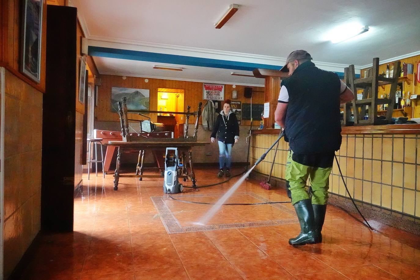 Los concejos afectados por las fuertes lluvias tratan de recuperarse de los estragos causados por el temporal. Con las treguas intermitentes que están concediendo las precipitaciones, bomberos y vecinos se afanan en limpiar los destrozos que el agua provocó en las últimas horas. En Arriondas, los esfuerzos se centran tanto en la zona escolar y el barrio de El Barco como en la deportiva, donde ha sido una mañana de limpieza y retirada del barro.