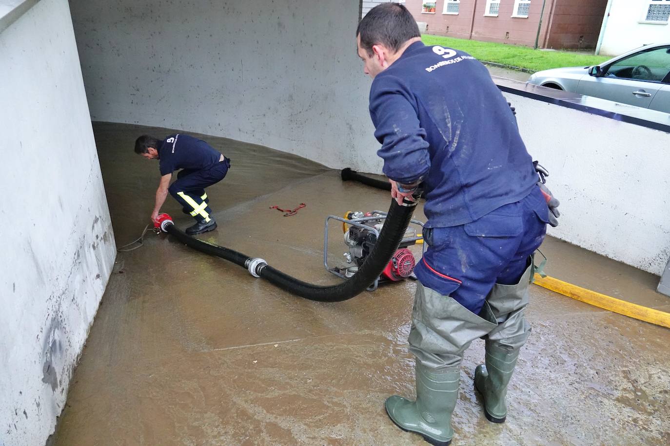 Los concejos afectados por las fuertes lluvias tratan de recuperarse de los estragos causados por el temporal. Con las treguas intermitentes que están concediendo las precipitaciones, bomberos y vecinos se afanan en limpiar los destrozos que el agua provocó en las últimas horas. En Arriondas, los esfuerzos se centran tanto en la zona escolar y el barrio de El Barco como en la deportiva, donde ha sido una mañana de limpieza y retirada del barro.