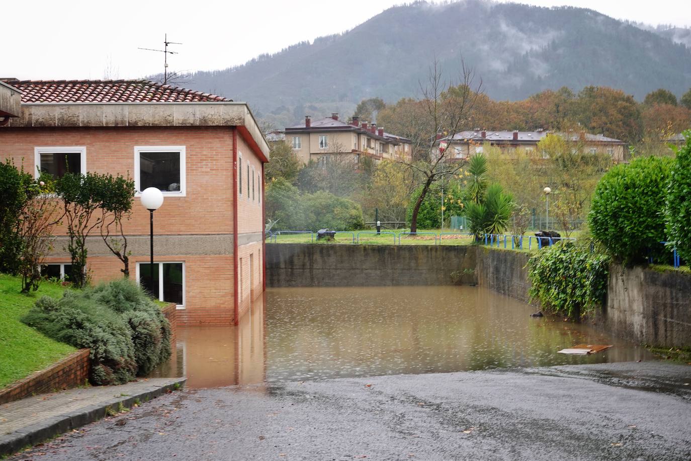 Los concejos afectados por las fuertes lluvias tratan de recuperarse de los estragos causados por el temporal. Con las treguas intermitentes que están concediendo las precipitaciones, bomberos y vecinos se afanan en limpiar los destrozos que el agua provocó en las últimas horas. En Arriondas, los esfuerzos se centran tanto en la zona escolar y el barrio de El Barco como en la deportiva, donde ha sido una mañana de limpieza y retirada del barro.