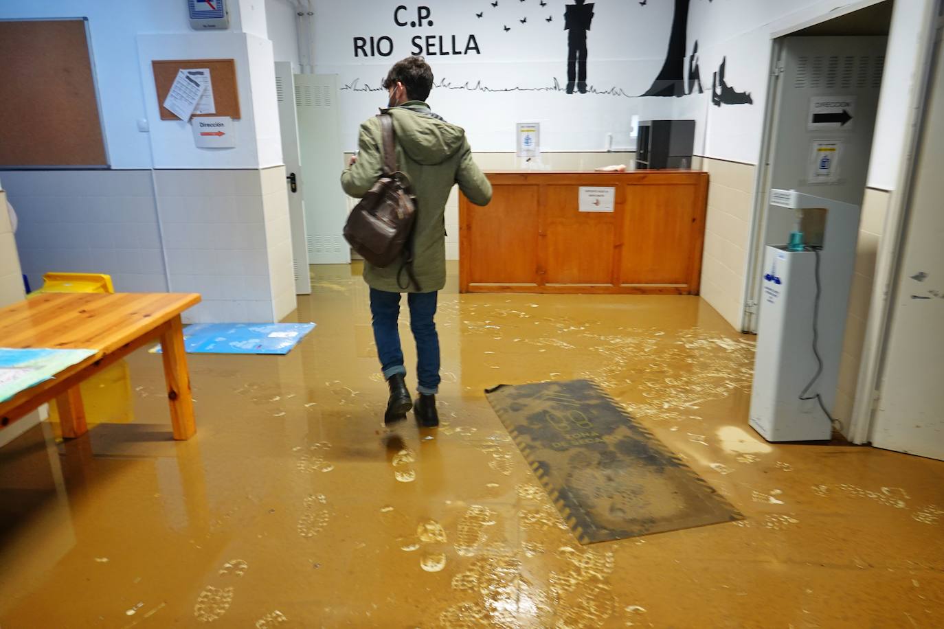 Los concejos afectados por las fuertes lluvias tratan de recuperarse de los estragos causados por el temporal. Con las treguas intermitentes que están concediendo las precipitaciones, bomberos y vecinos se afanan en limpiar los destrozos que el agua provocó en las últimas horas. En Arriondas, los esfuerzos se centran tanto en la zona escolar y el barrio de El Barco como en la deportiva, donde ha sido una mañana de limpieza y retirada del barro.