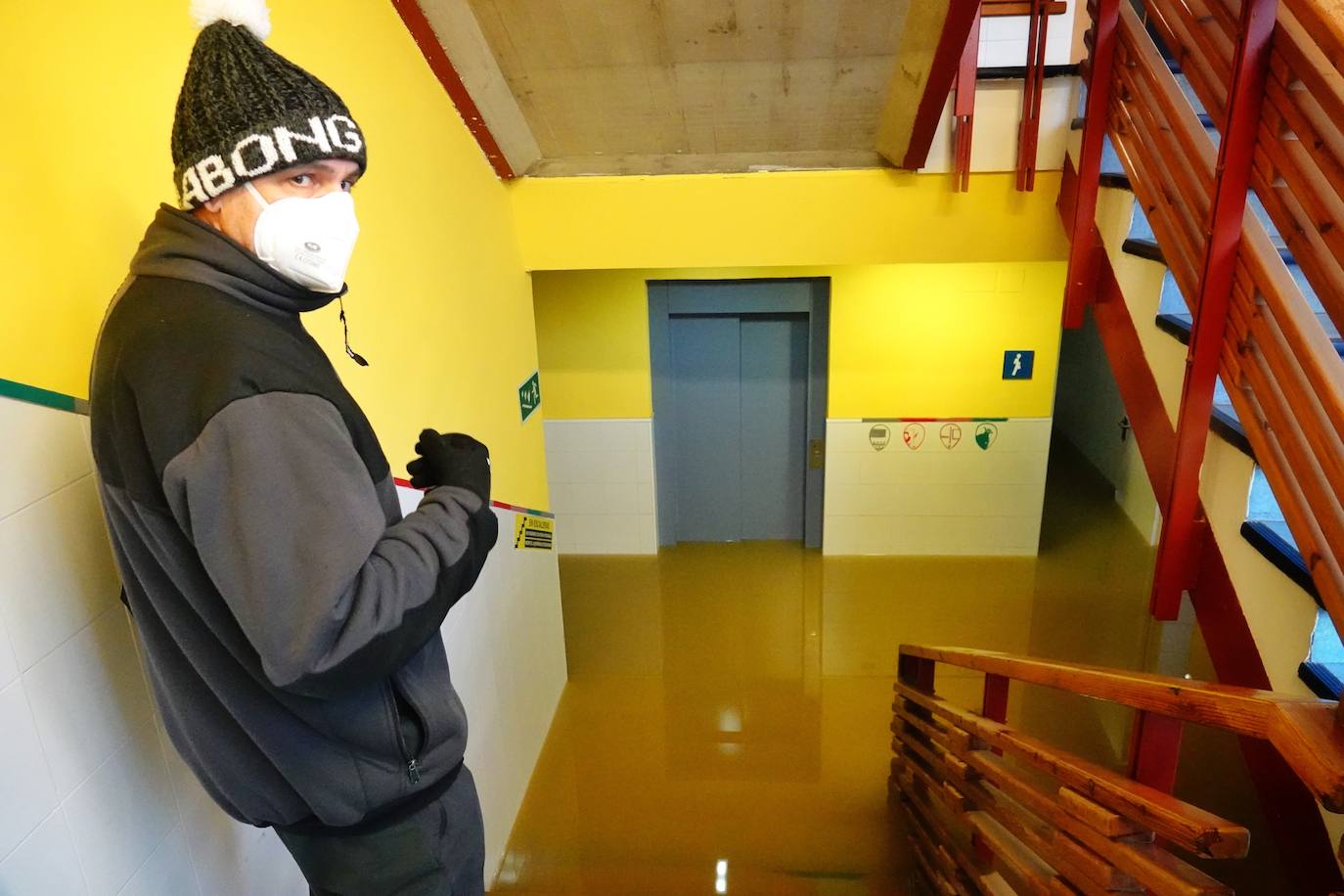 Los concejos afectados por las fuertes lluvias tratan de recuperarse de los estragos causados por el temporal. Con las treguas intermitentes que están concediendo las precipitaciones, bomberos y vecinos se afanan en limpiar los destrozos que el agua provocó en las últimas horas. En Arriondas, los esfuerzos se centran tanto en la zona escolar y el barrio de El Barco como en la deportiva, donde ha sido una mañana de limpieza y retirada del barro.