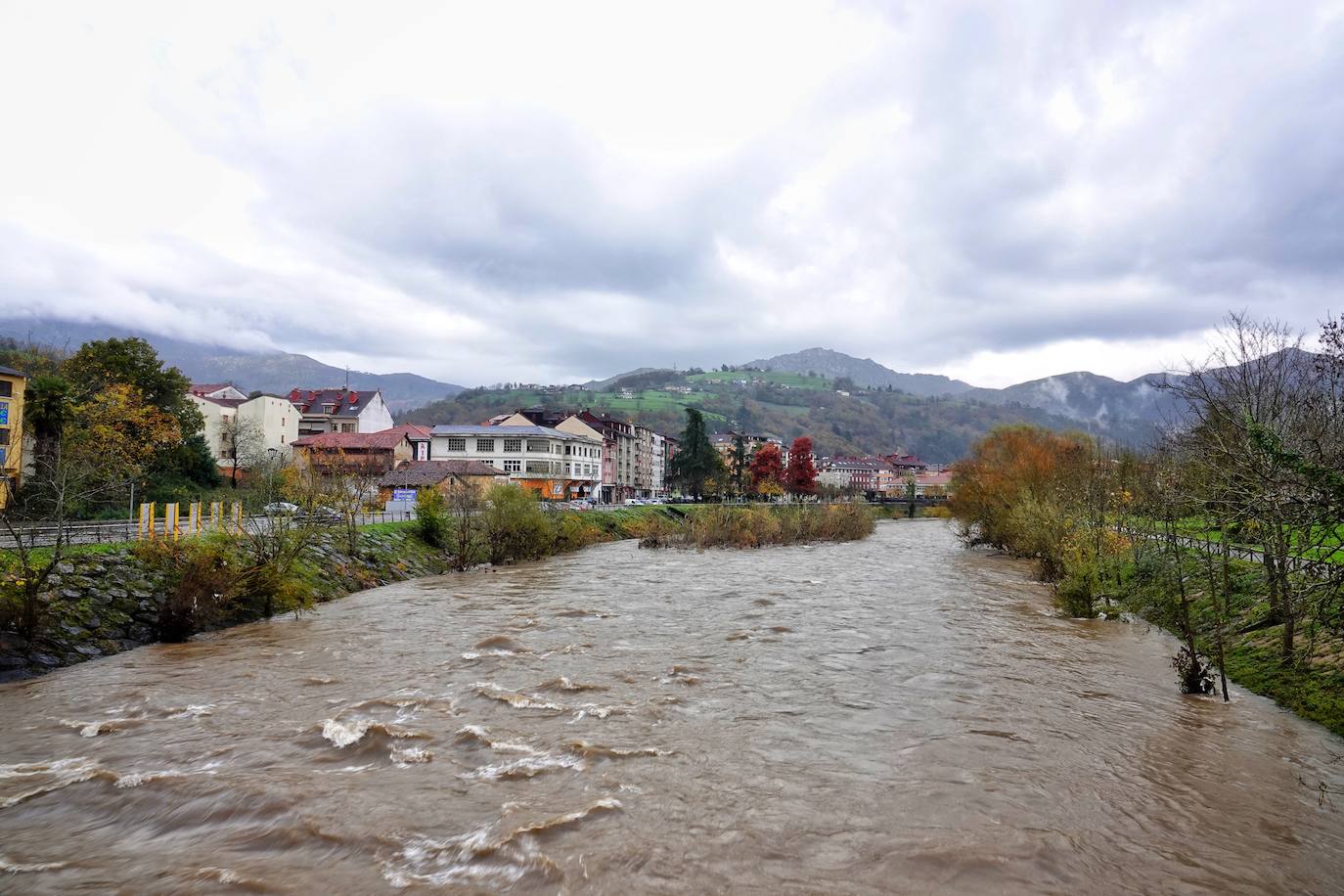 Los concejos afectados por las fuertes lluvias tratan de recuperarse de los estragos causados por el temporal. Con las treguas intermitentes que están concediendo las precipitaciones, bomberos y vecinos se afanan en limpiar los destrozos que el agua provocó en las últimas horas. En Arriondas, los esfuerzos se centran tanto en la zona escolar y el barrio de El Barco como en la deportiva, donde ha sido una mañana de limpieza y retirada del barro.