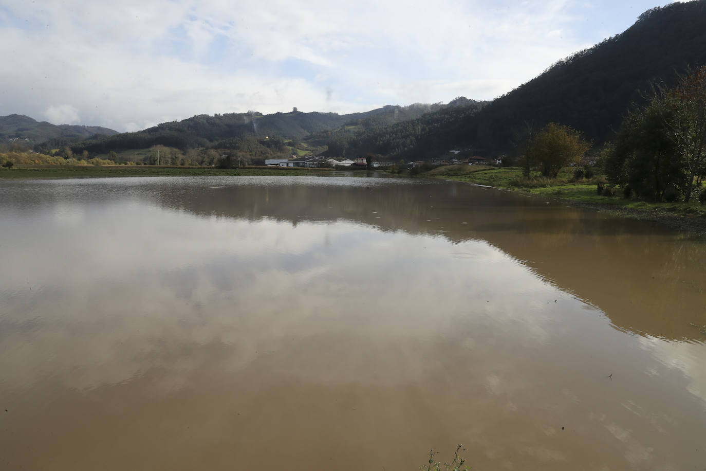 Los concejos afectados por las fuertes lluvias tratan de recuperarse de los estragos causados por el temporal. Con las treguas intermitentes que están concediendo las precipitaciones, bomberos y vecinos se afanan en limpiar los destrozos que el agua provocó en las últimas horas. En Arriondas, los esfuerzos se centran tanto en la zona escolar y el barrio de El Barco como en la deportiva, donde ha sido una mañana de limpieza y retirada del barro.