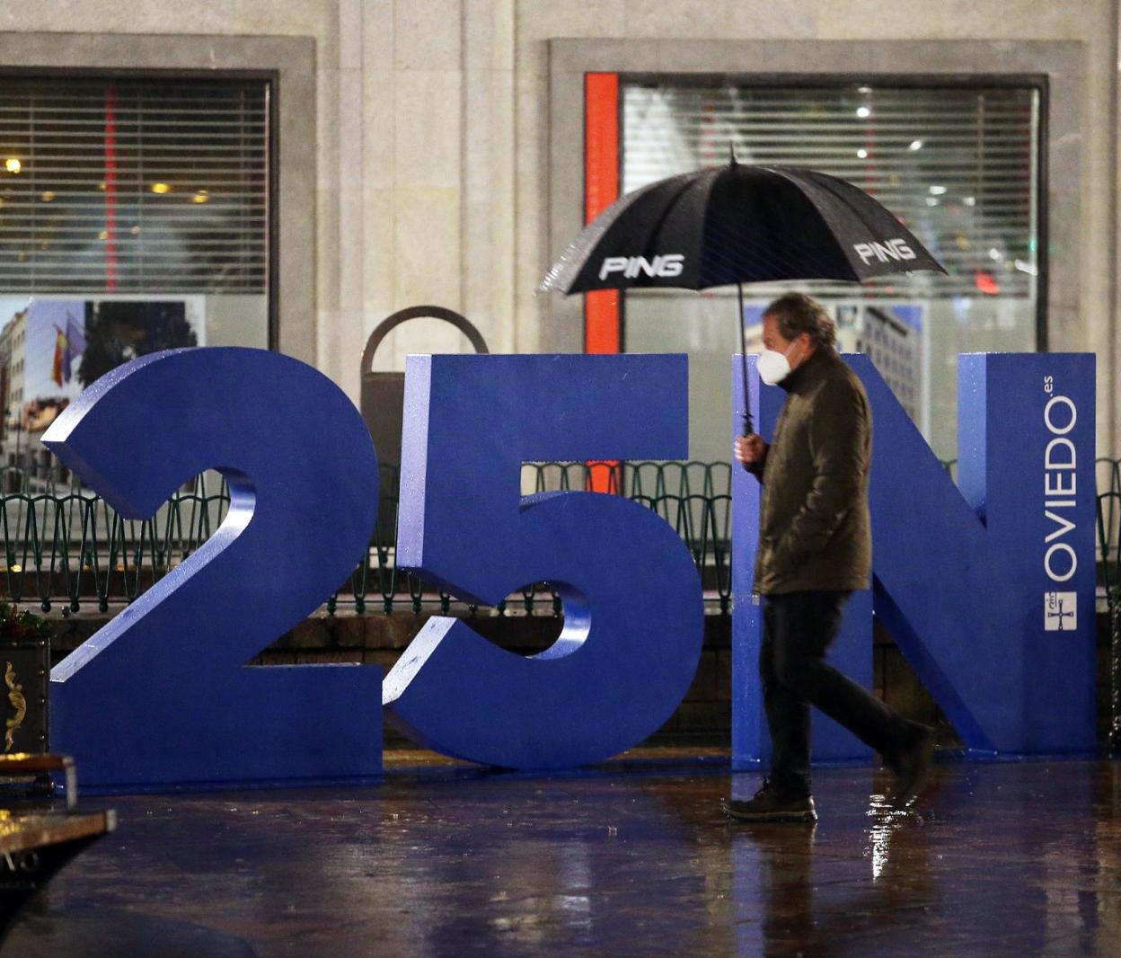 Las letras del 25N colocadas en la plaza de la Escandalera. 