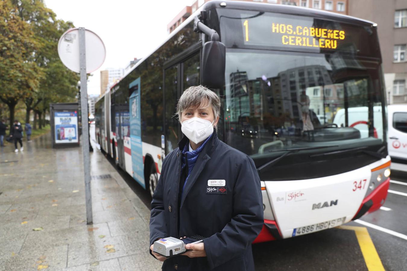 Los once revisores vuelven a subirse a los autobuses de línea tras la pandemia e incorporan entre sus filas a la primera mujer, Nieves Romero.