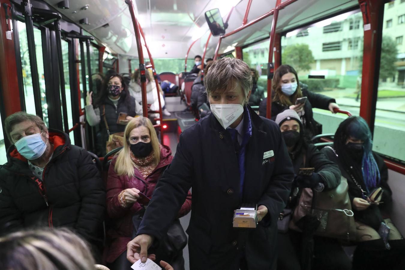 Los once revisores vuelven a subirse a los autobuses de línea tras la pandemia e incorporan entre sus filas a la primera mujer, Nieves Romero.