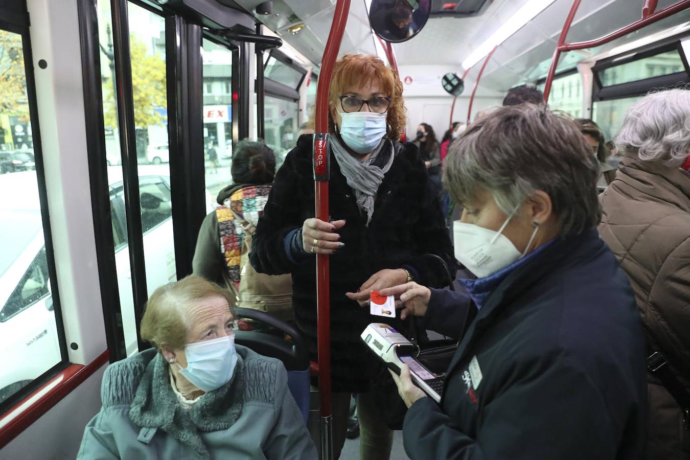 Los once revisores vuelven a subirse a los autobuses de línea tras la pandemia e incorporan entre sus filas a la primera mujer, Nieves Romero.