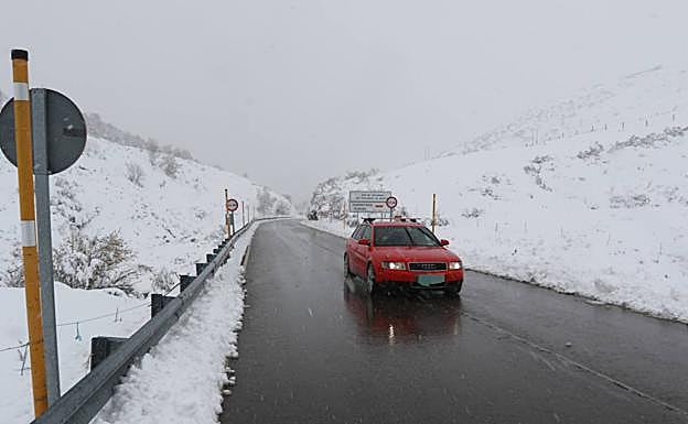 La nieve obliga al uso de cadenas en cuatro puertos de montaña