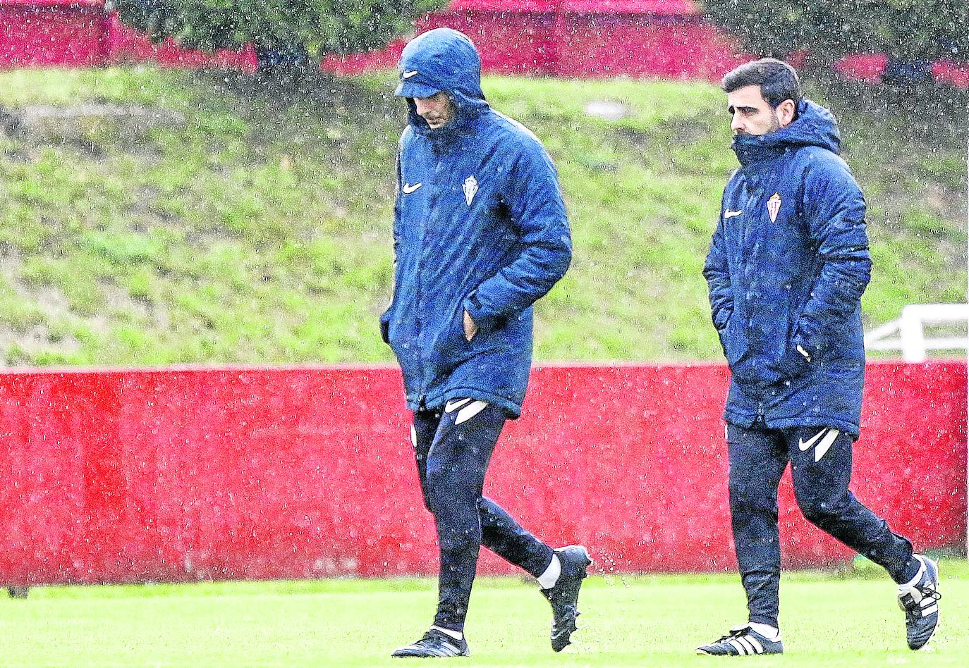 David Gallego en el inicio del último entrenamiento en el campo número 2 de Mareo con Toni Clavero. 