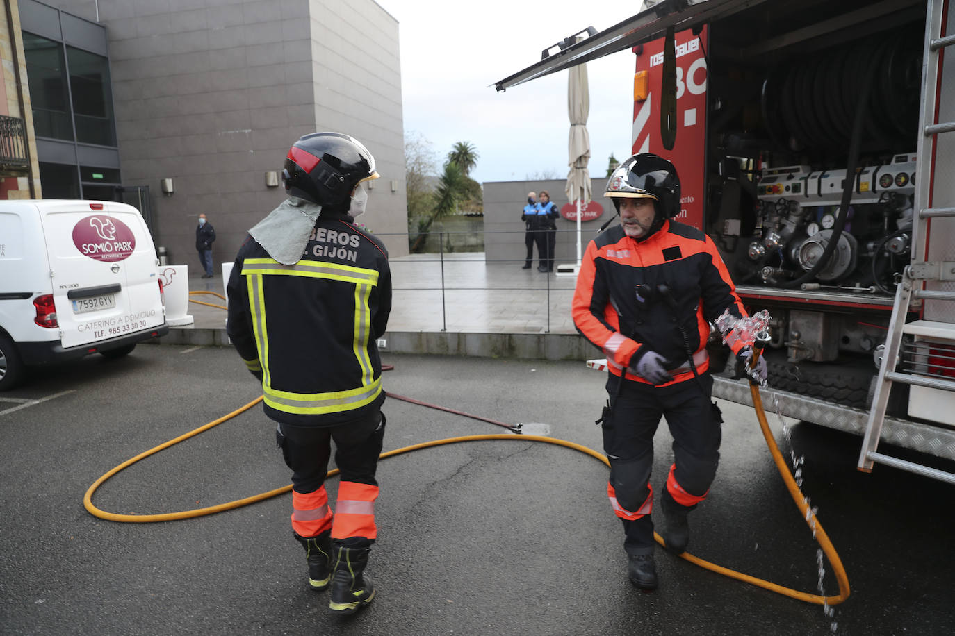 Este viernes se ha producido un incendio en el restaurante Somio Park al que se desplazaron los bomberos en menos de diez minutosy dos patrullas de la Policía Local.