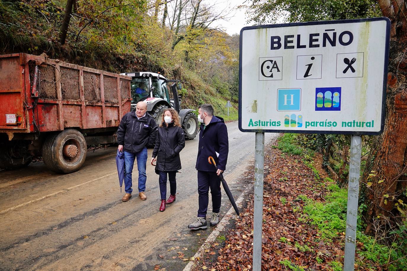 El viceconsejero de Infraestructuras, Movilidad y Territorio, Jorge García, visitó Beleño, una de las zonas más afectadas del concejo acompañado por la directora general de Infraestructuras Viarias y Portuarias, Esther Díaz.