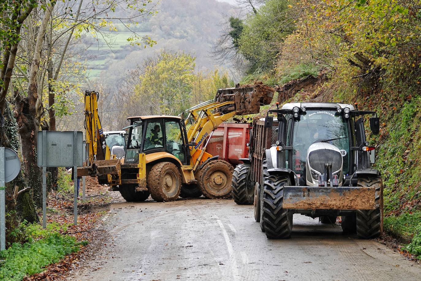 El viceconsejero de Infraestructuras, Movilidad y Territorio, Jorge García, visitó Beleño, una de las zonas más afectadas del concejo acompañado por la directora general de Infraestructuras Viarias y Portuarias, Esther Díaz.