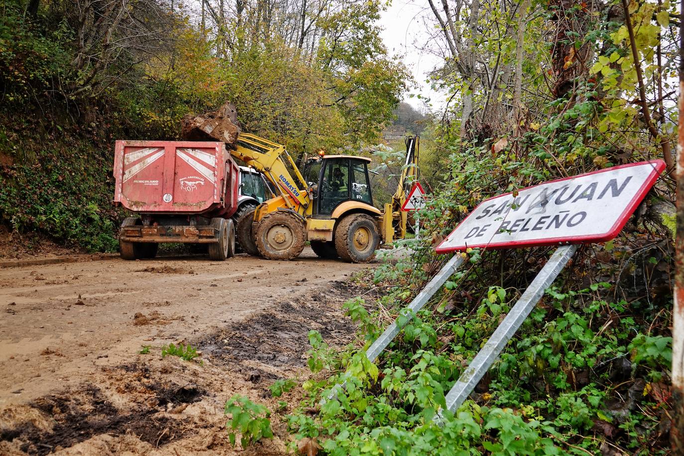 El viceconsejero de Infraestructuras, Movilidad y Territorio, Jorge García, visitó Beleño, una de las zonas más afectadas del concejo acompañado por la directora general de Infraestructuras Viarias y Portuarias, Esther Díaz.