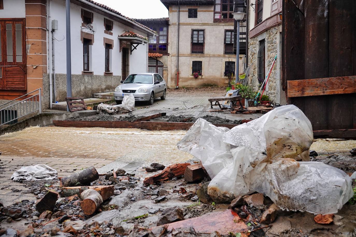 El viceconsejero de Infraestructuras, Movilidad y Territorio, Jorge García, visitó Beleño, una de las zonas más afectadas del concejo acompañado por la directora general de Infraestructuras Viarias y Portuarias, Esther Díaz.