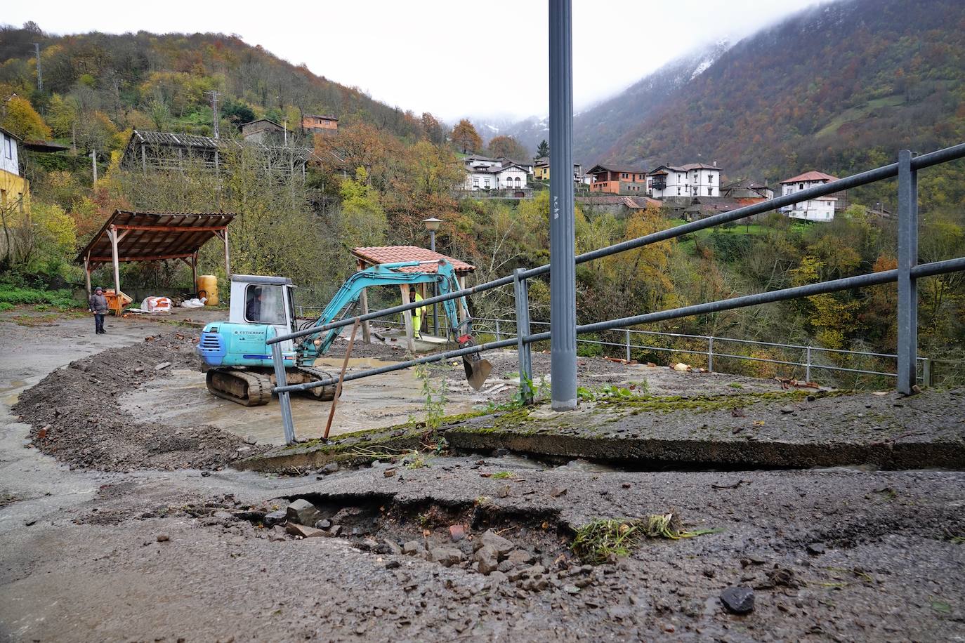 El viceconsejero de Infraestructuras, Movilidad y Territorio, Jorge García, visitó Beleño, una de las zonas más afectadas del concejo acompañado por la directora general de Infraestructuras Viarias y Portuarias, Esther Díaz.