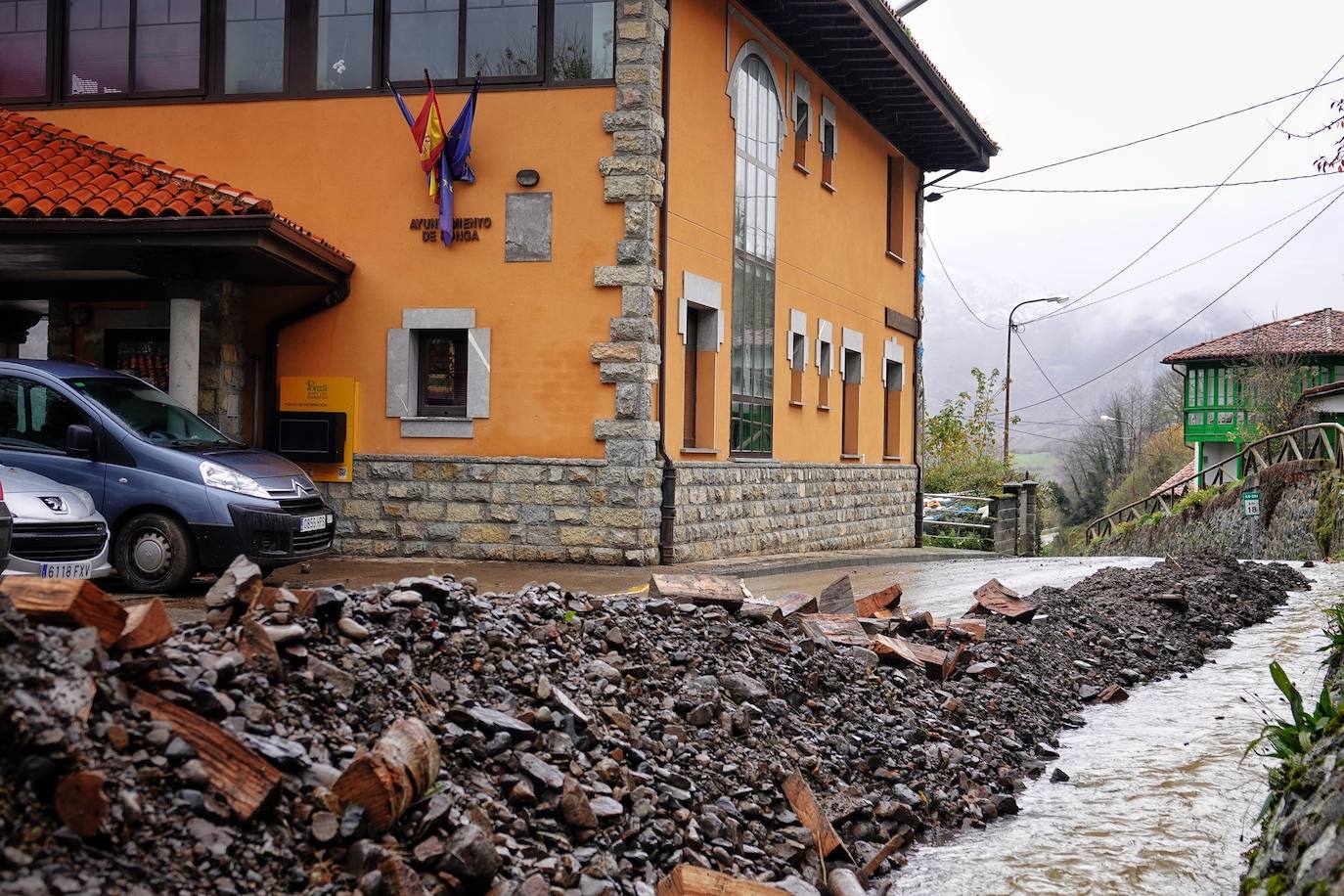 El viceconsejero de Infraestructuras, Movilidad y Territorio, Jorge García, visitó Beleño, una de las zonas más afectadas del concejo acompañado por la directora general de Infraestructuras Viarias y Portuarias, Esther Díaz.