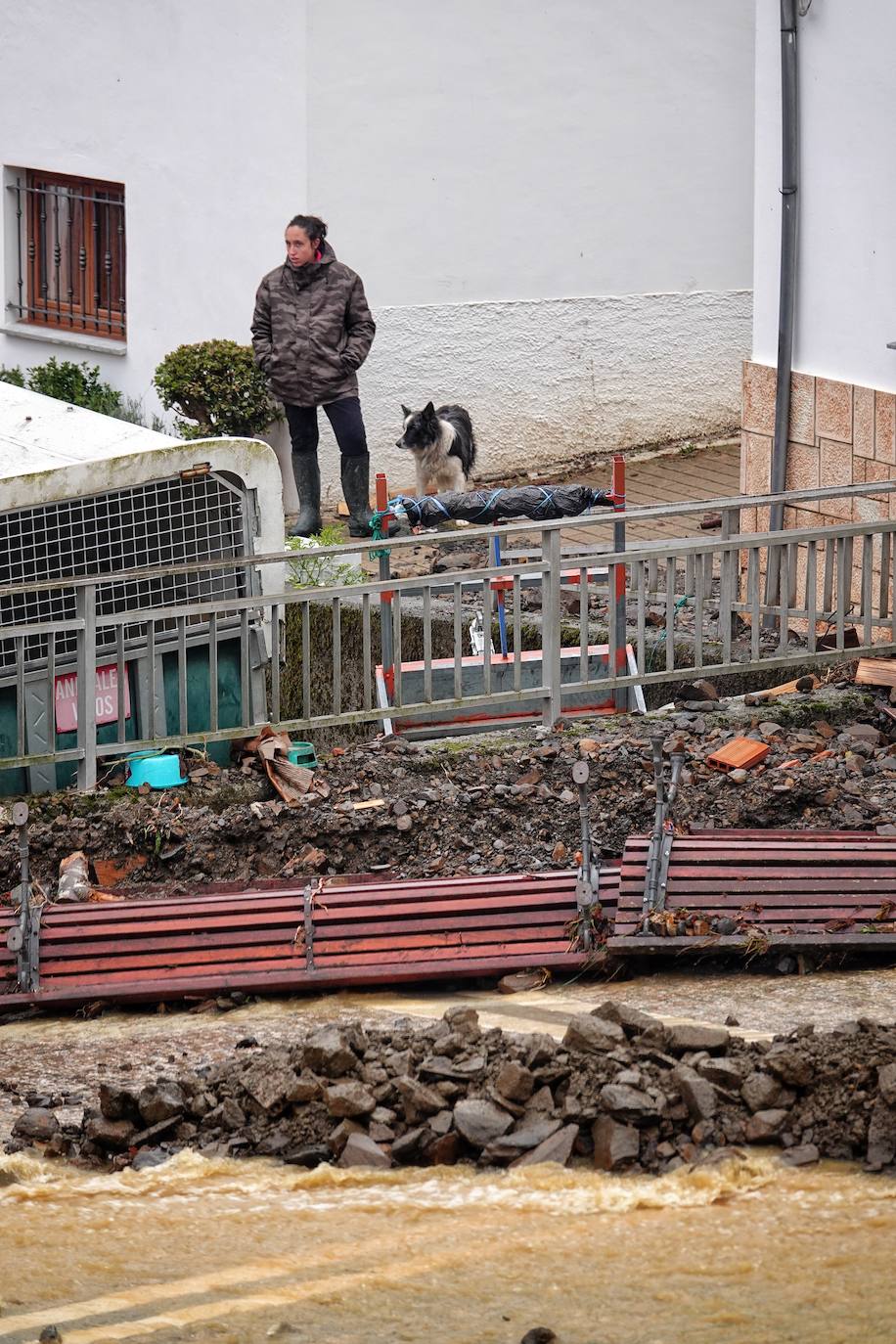 El viceconsejero de Infraestructuras, Movilidad y Territorio, Jorge García, visitó Beleño, una de las zonas más afectadas del concejo acompañado por la directora general de Infraestructuras Viarias y Portuarias, Esther Díaz.