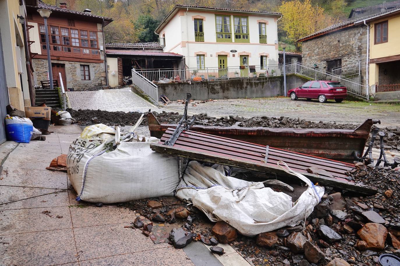 El viceconsejero de Infraestructuras, Movilidad y Territorio, Jorge García, visitó Beleño, una de las zonas más afectadas del concejo acompañado por la directora general de Infraestructuras Viarias y Portuarias, Esther Díaz.