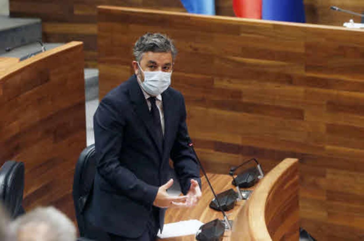 El consejero de Medio Rural, Alejandro Calvo, en la Junta General. 