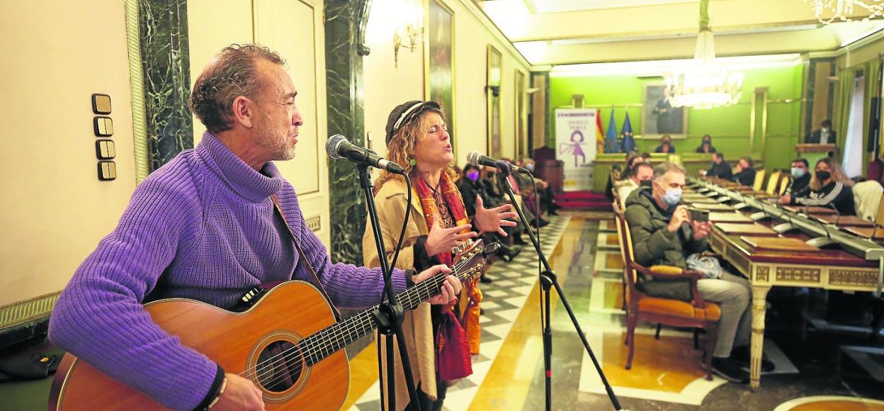 Oviedo. Jorge Colsa y Gema Bravo durante su actuación musical en el acto institucional celebrado en el Ayuntamiento. 