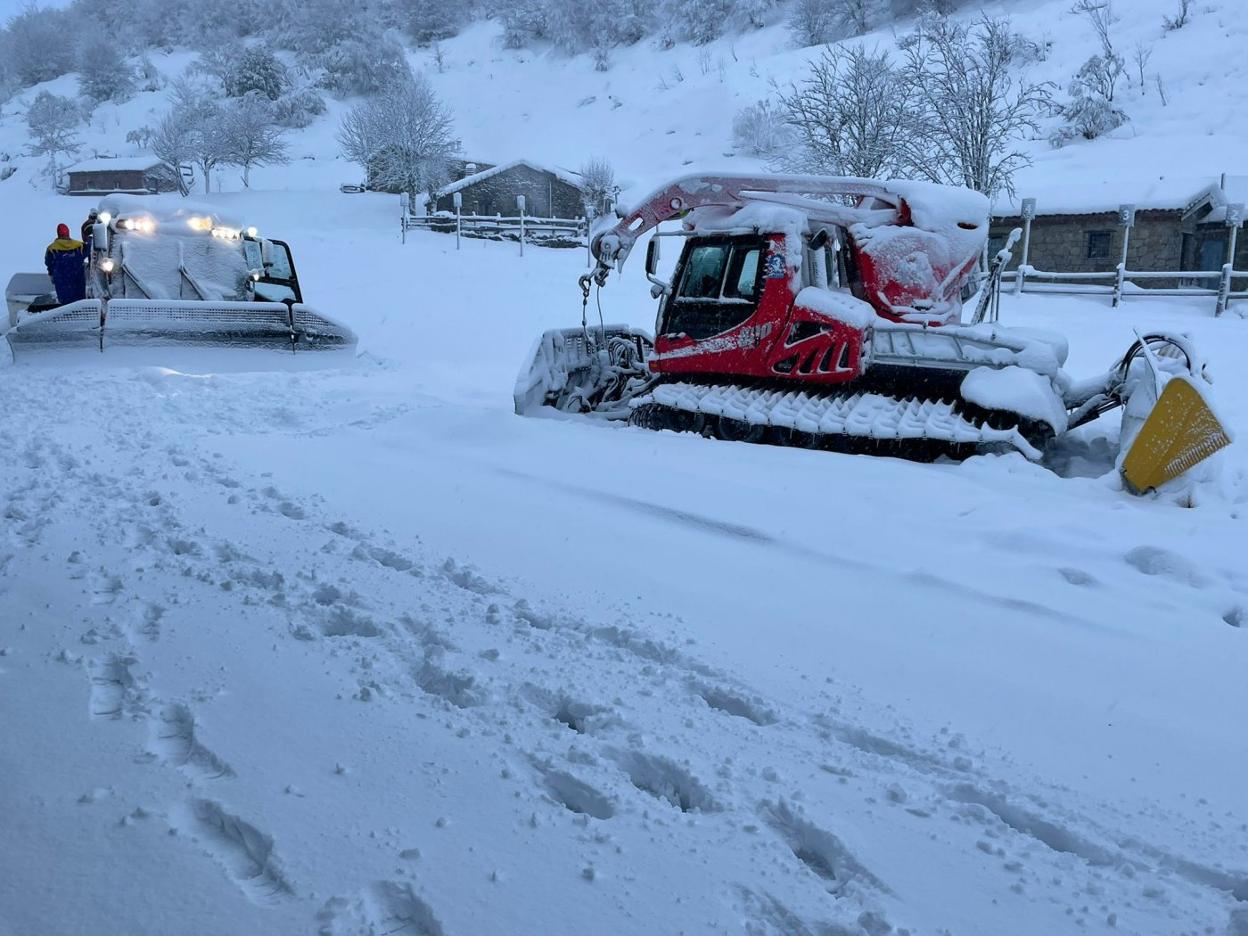 Las máquinas pisanieves trabajaron, ayer por la mañana, en la parte baja de Fuentes de Invierno. 