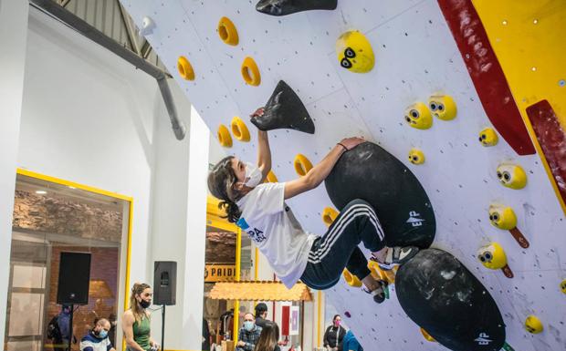 Paula Huergo afrontando uno de los bloques de la nueva sala Climbat. 