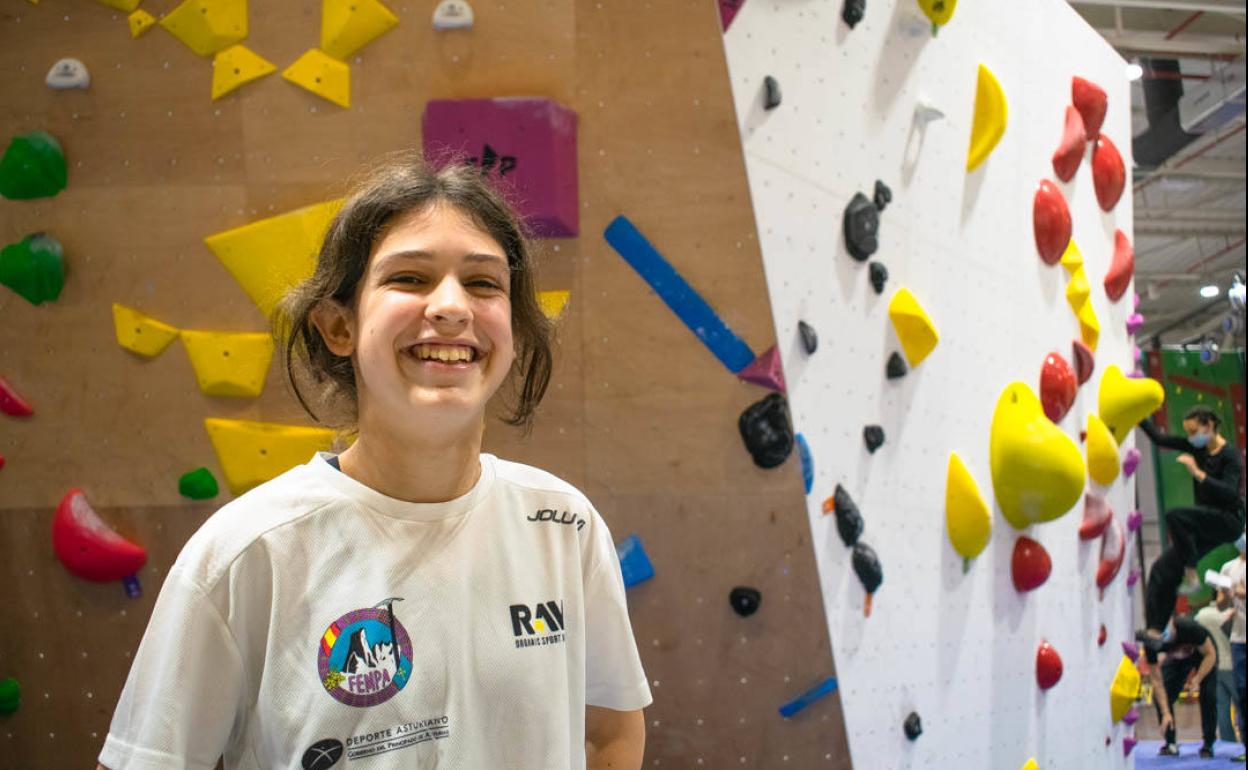 La joven escaladora Paula Huergo en el nuevo centro de escalada Climbat de ParqueAstur. 