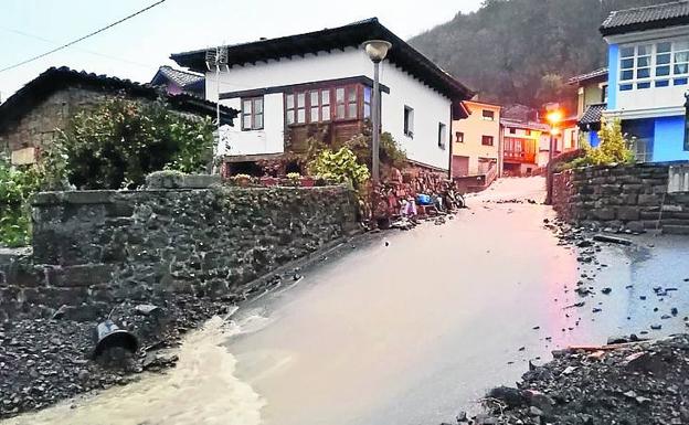 Ponga. Rotura de una tubería en San Juan de Beleño.