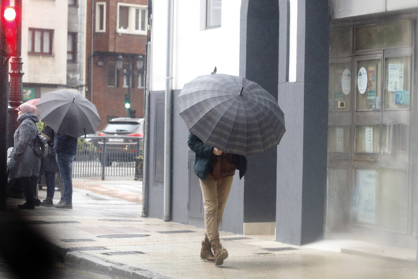 Lluvia y viento para un frío fin de semana en Oviedo