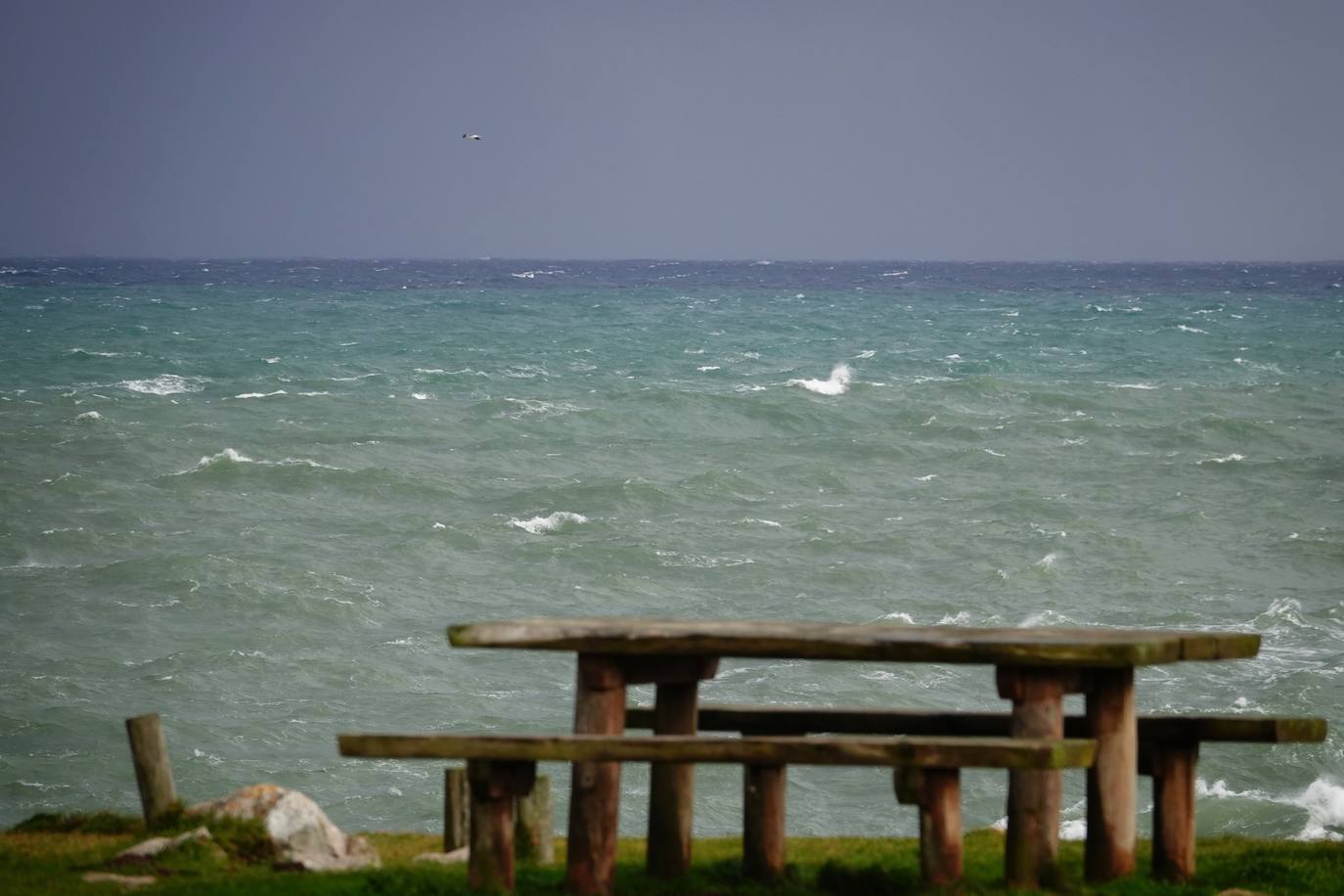 Las impresionantes olas y la fuerza del mar atraen a los curiosos, que pasean por los acantilados de Llanes y Ribadesella aprovechando para capturar el momento con sus fotografías. 