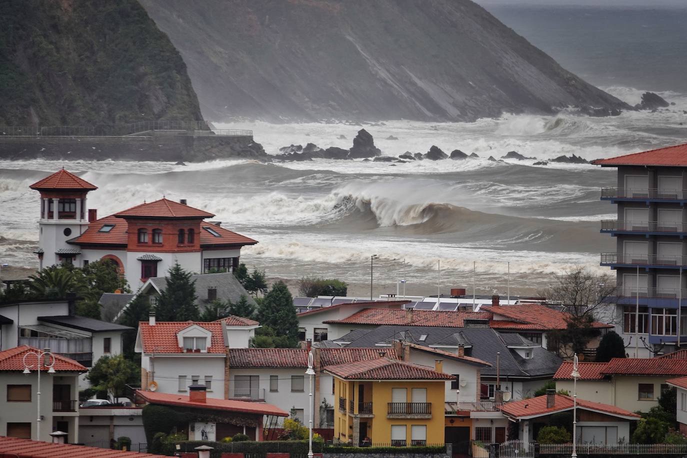 Las impresionantes olas y la fuerza del mar atraen a los curiosos, que pasean por los acantilados de Llanes y Ribadesella aprovechando para capturar el momento con sus fotografías. 