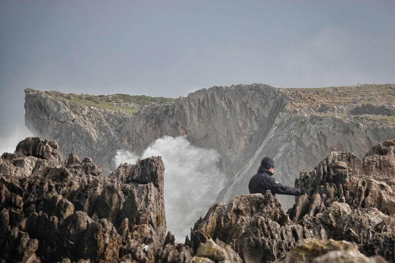 Las impresionantes olas y la fuerza del mar atraen a los curiosos, que pasean por los acantilados de Llanes y Ribadesella aprovechando para capturar el momento con sus fotografías. 