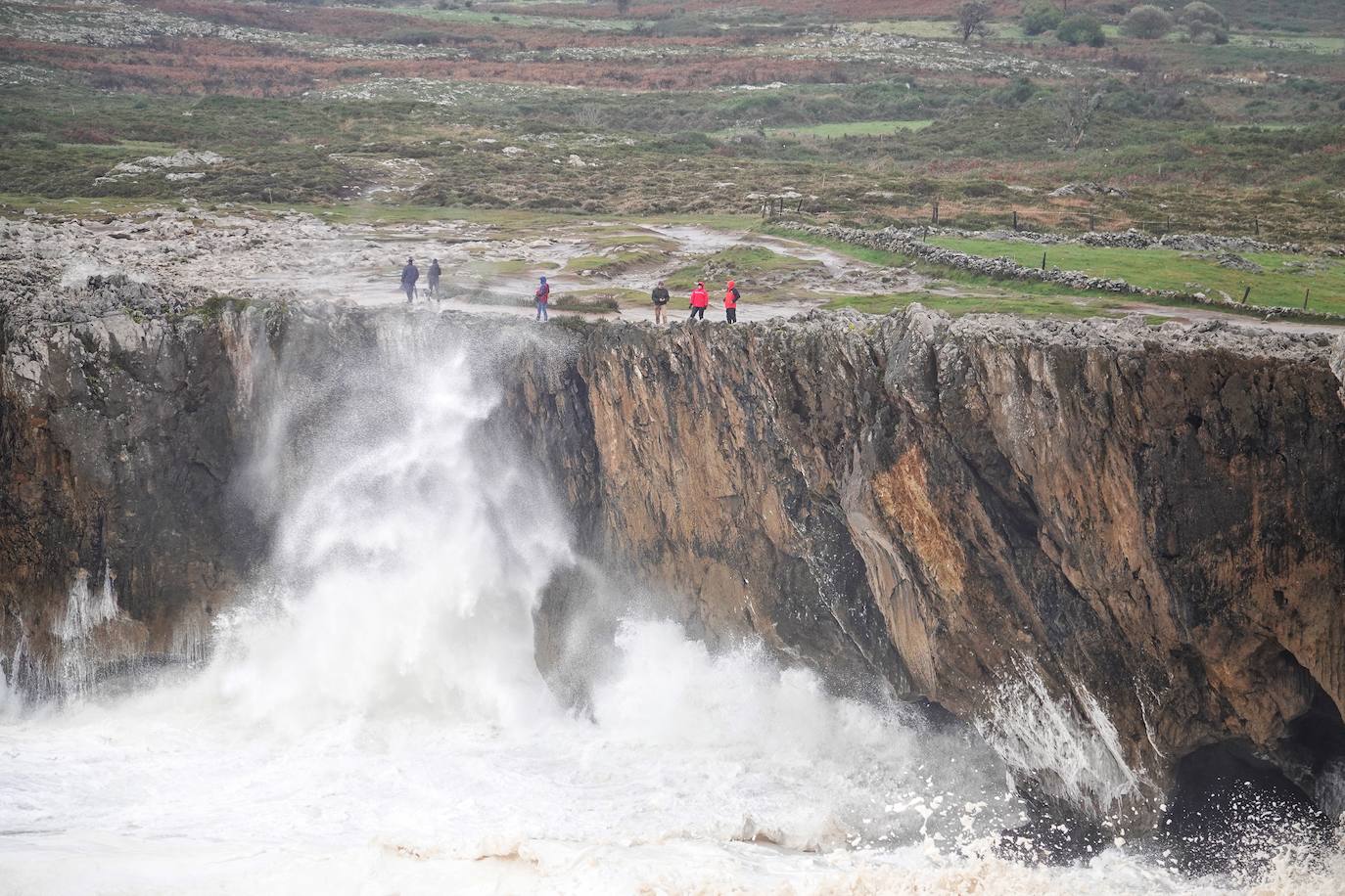 Las impresionantes olas y la fuerza del mar atraen a los curiosos, que pasean por los acantilados de Llanes y Ribadesella aprovechando para capturar el momento con sus fotografías. 