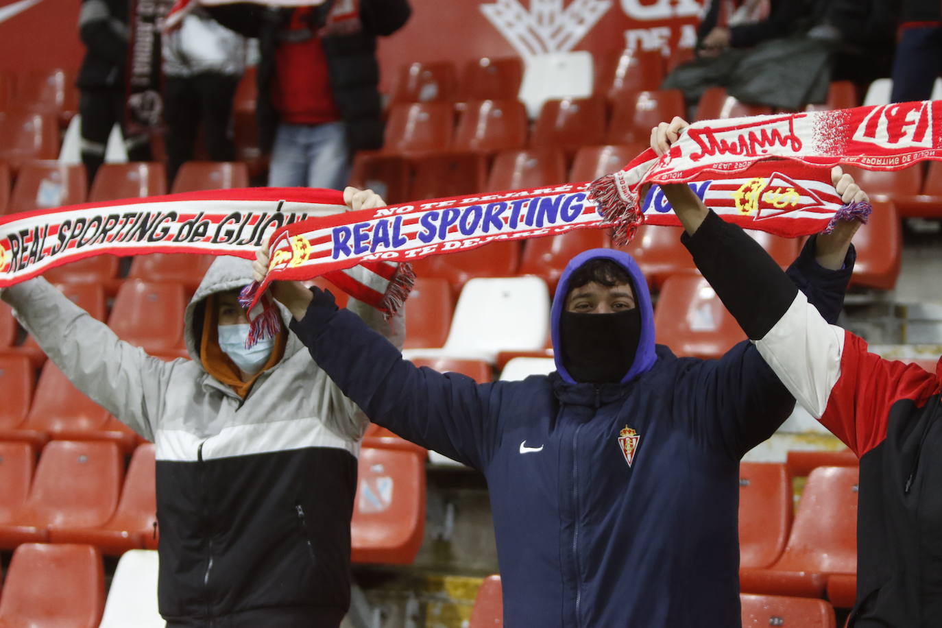 Fotos: ¿Estuviste en el Sporting - Fuenlabrada? ¡Búscate!