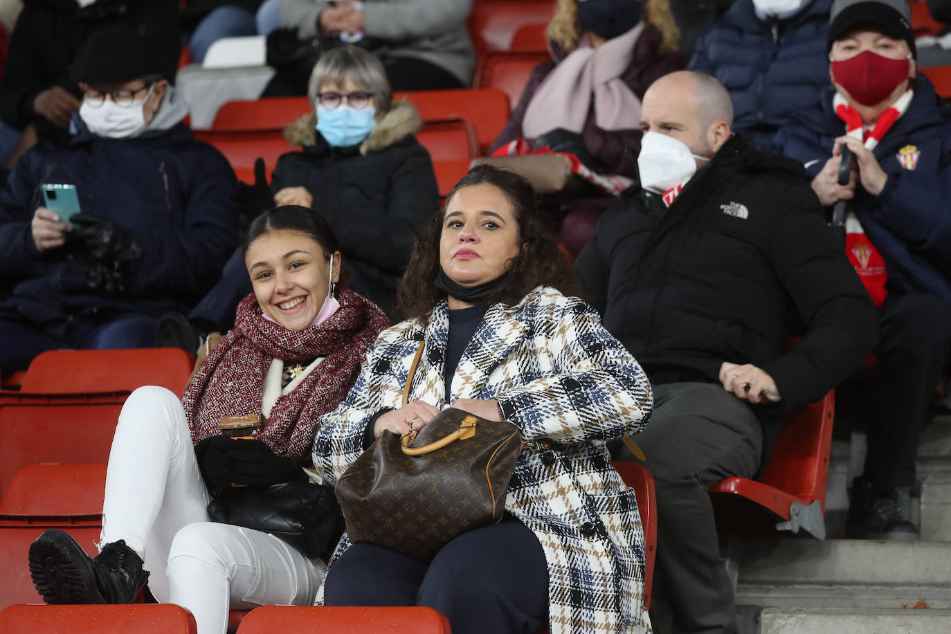 Fotos: ¿Estuviste en el Sporting - Fuenlabrada? ¡Búscate!