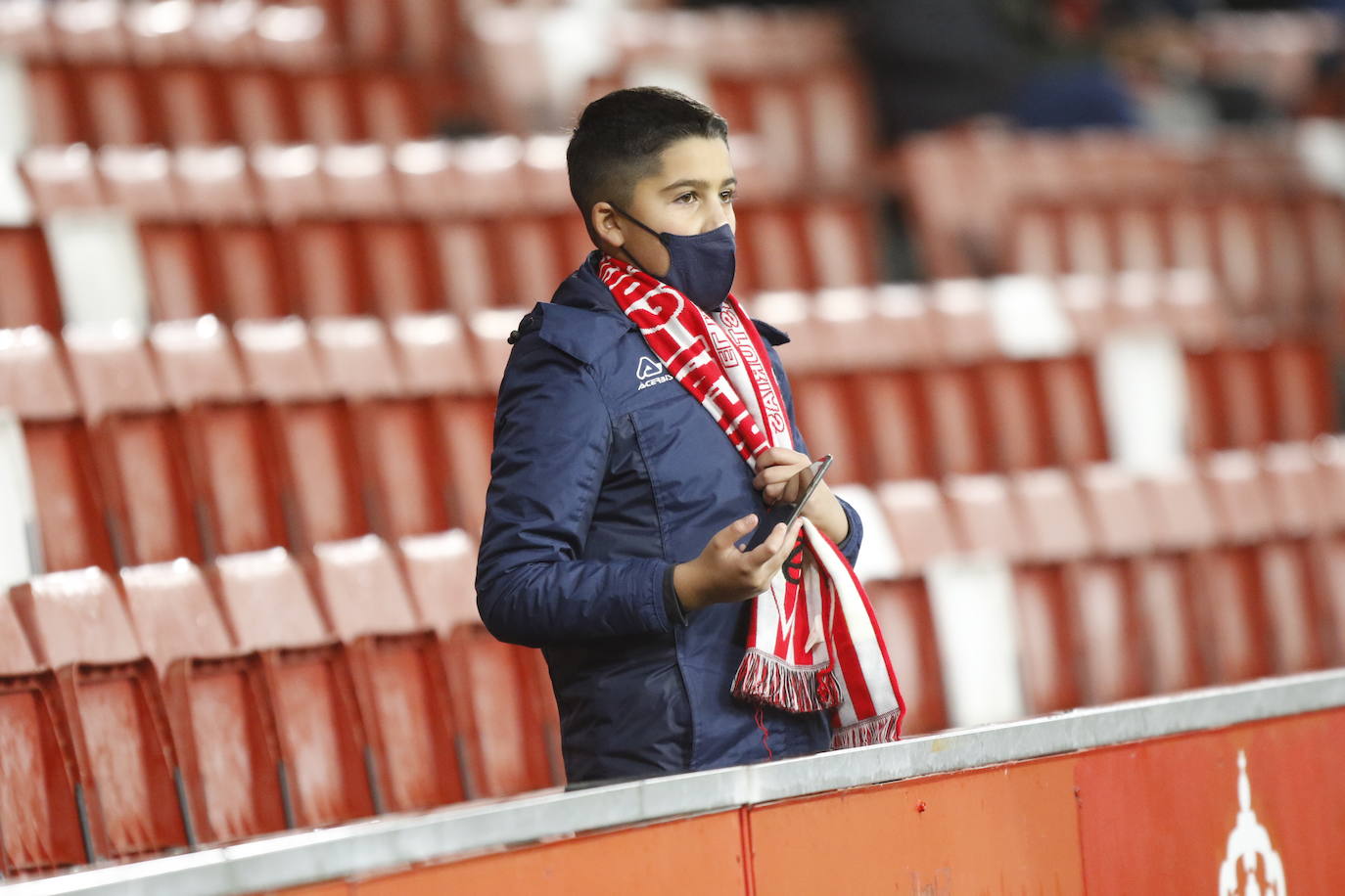 Fotos: ¿Estuviste en el Sporting - Fuenlabrada? ¡Búscate!