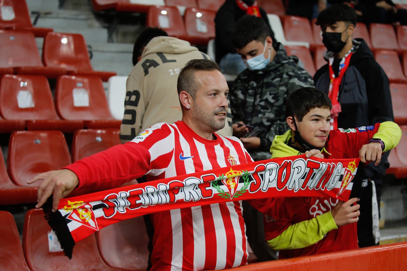 Fotos: ¿Estuviste en el Sporting - Fuenlabrada? ¡Búscate!