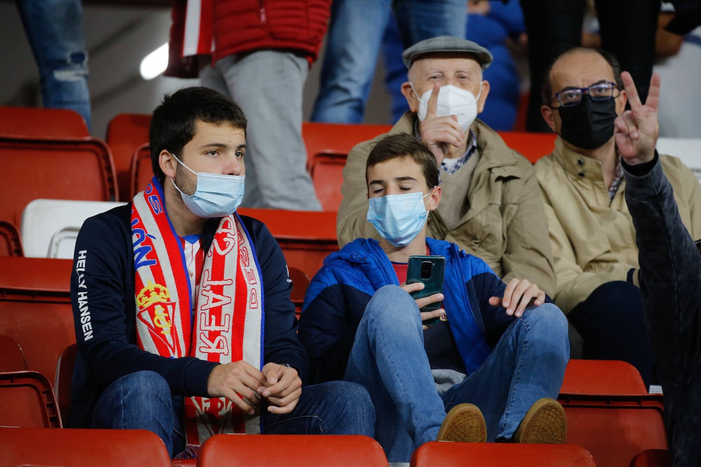 Fotos: ¿Estuviste en el Sporting - Fuenlabrada? ¡Búscate!