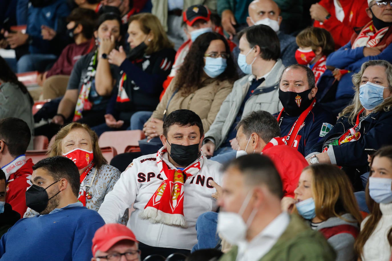 Fotos: ¿Estuviste en el Sporting - Fuenlabrada? ¡Búscate!