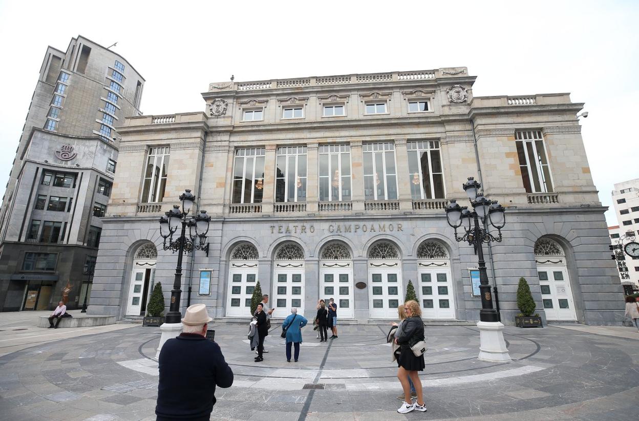 Fachada del Teatro Campoamor, cuya caja escénica estudia ahora el Ayuntamiento reformar. 