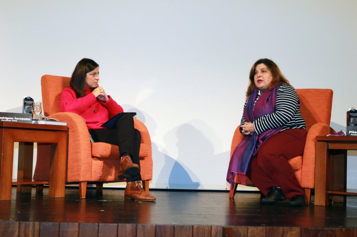 La periodista de TVE Pilar Requena, a la derecha, durante su charla con Paula Rodríguez, de la TPA, ayer, en el Teatro Riera. 