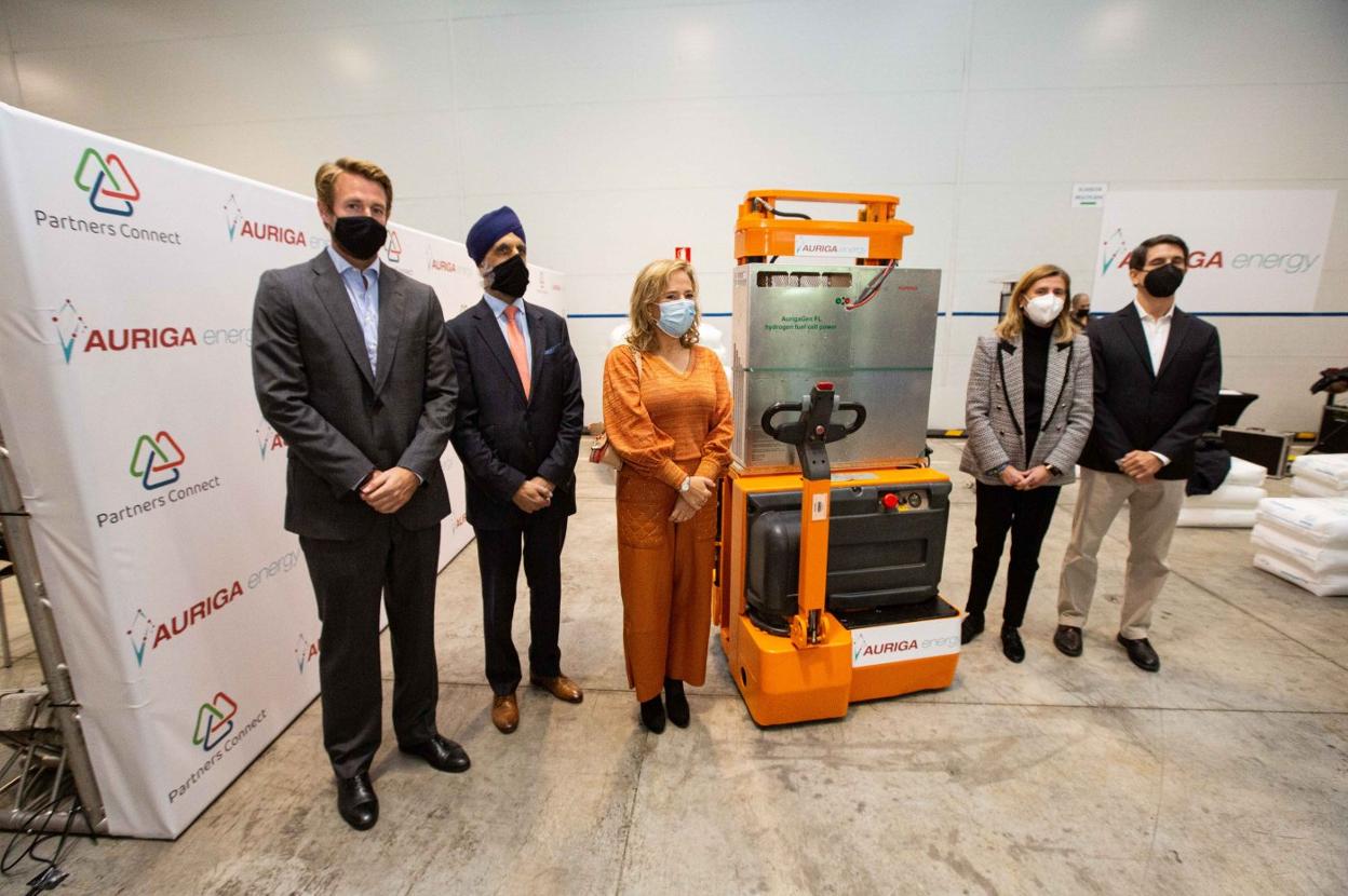 El CEO de Auriga Spain, Juan Melgarejo; el fundador de Auriga Energy, Jas Singh; la directora de Energía, Minería y Reactivación del Territorio, Belarmina Díaz; la directora general del IDEPA, Eva Pando; y el presidente de la Asociación Española de Hidrógeno, Javier Brey, ayer junto al prototipo en Llanera. 