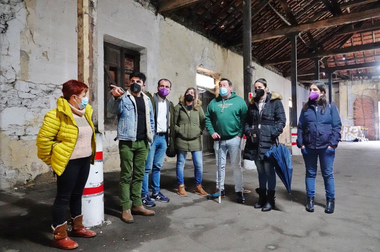 Concejales de la corporación piloñesa con Rodrigo Cuevas. 